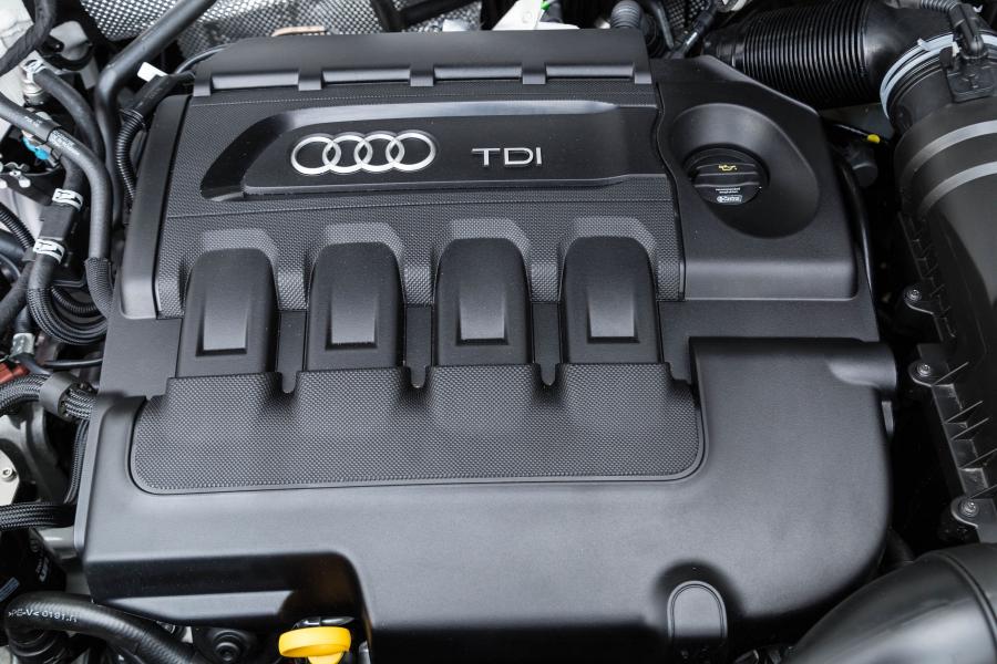Моторный отсек Audi Q3 2.0 TDI Quattro (8U) 2015 года  (WW) (фото 24 из 30)